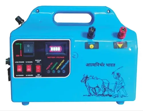 Solar fence energizer