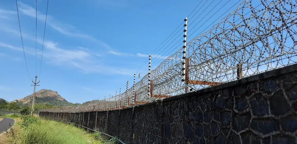 Wall-mounted electric fencing on a perimeter boundary